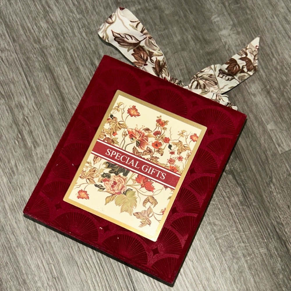Red velvet gif box